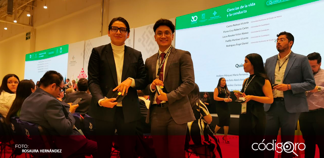 Premian a estudiantes sobresalientes