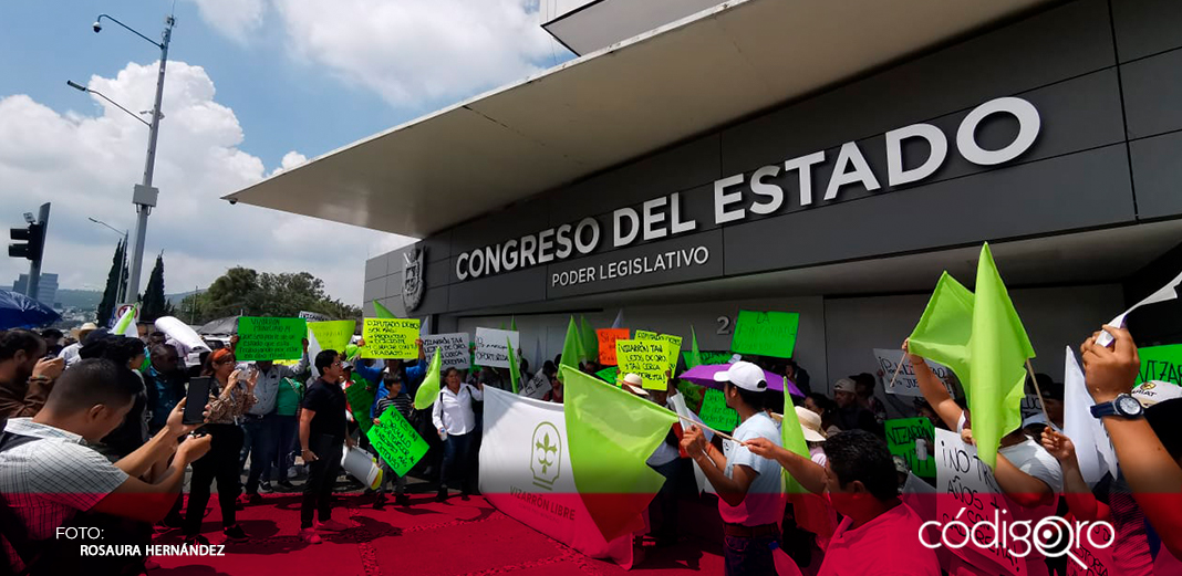Se manifiestan habitantes de Vizarrón a las afueras del Congreso local