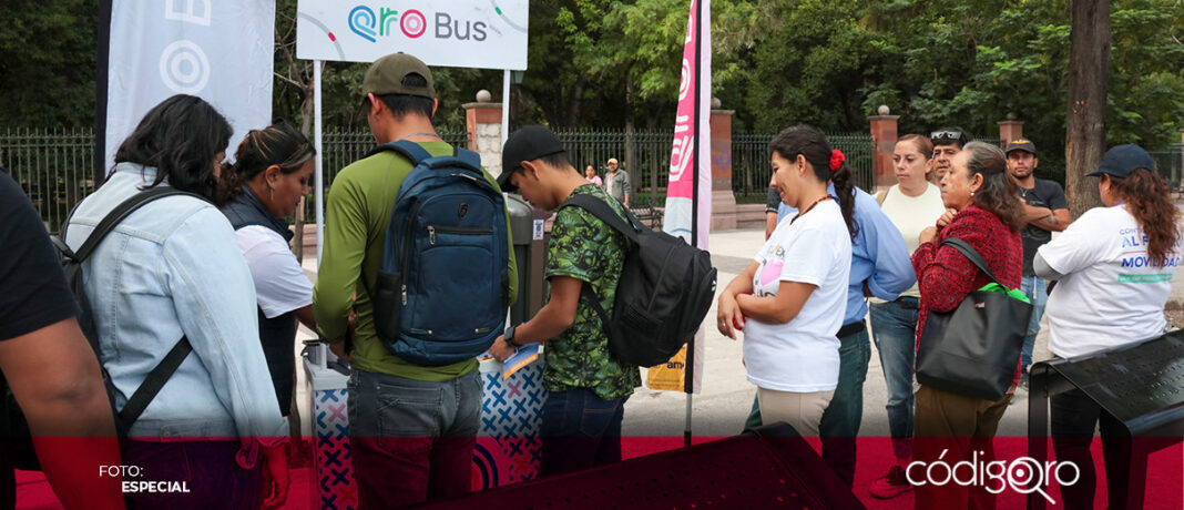La AMEQ realizó una nueva megajornada de entrega de tarjetas Qrobús. Foto: Especial
