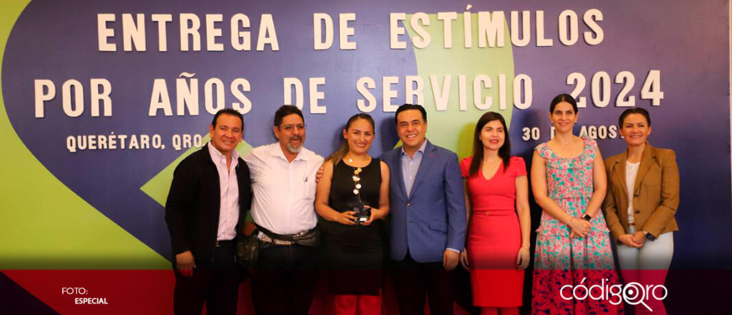 El alcalde de Querétaro, Luis Nava, reconoció a trabajadores por años de servicio y destacó el compromiso de su labor diaria para que las obras, programas y acciones del gobierno municipal mejoren la calidad de vida de los queretanos