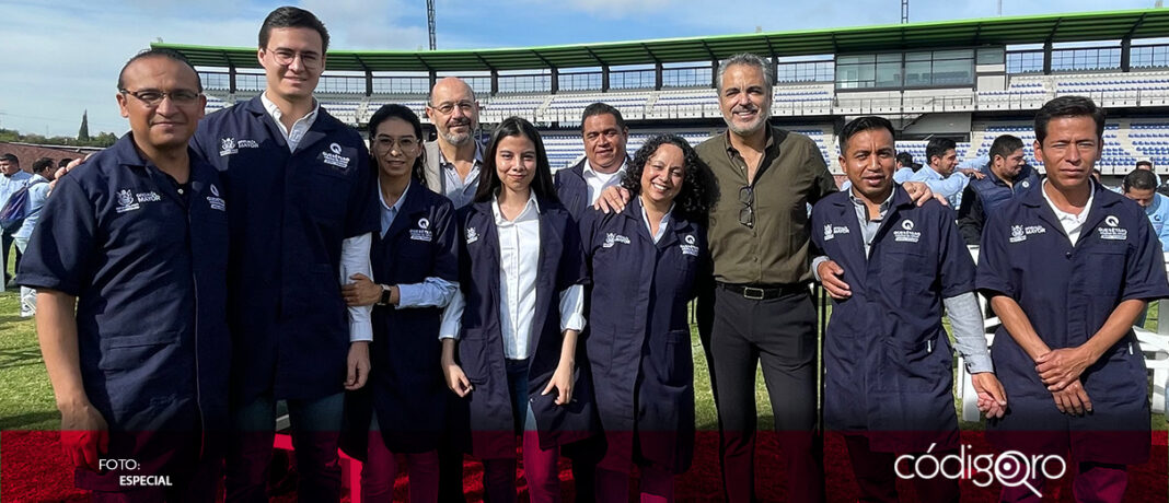 Mario Ramírez, titular de la Oficialía Mayor, entregó uniformes a trabajadores operativos de la dependencia, con el objetivo de facilitar sus actividades diarias; además, reconoció su labor y los instó a mantener el compromiso por Querétaro