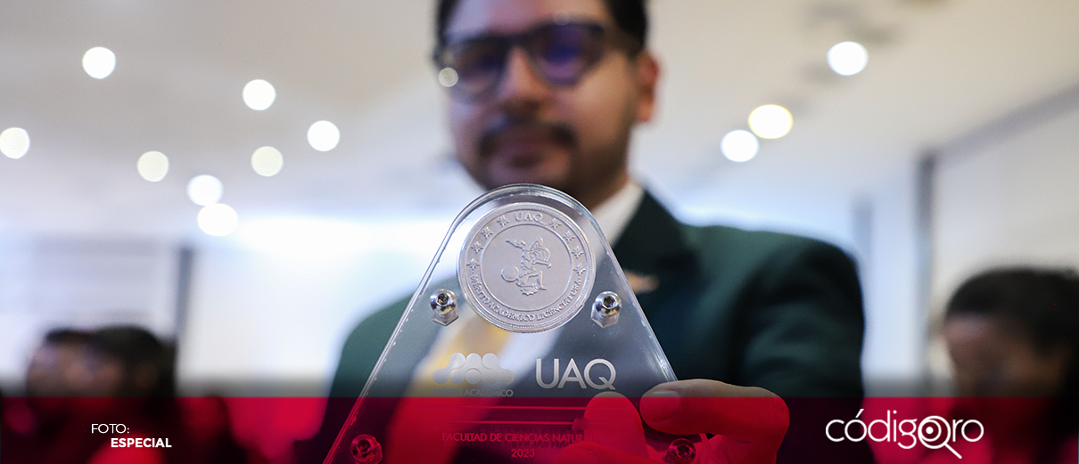 Condecora UAQ a mejores promedios de 2023