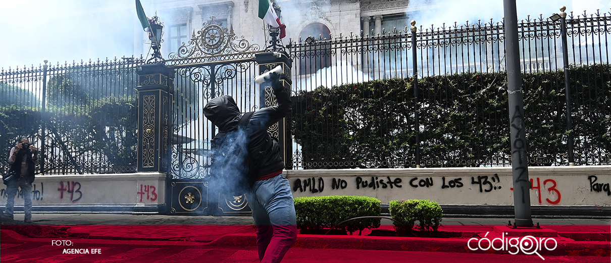 Activistas de Ayotzinapa lanzan explosivos a la Segob