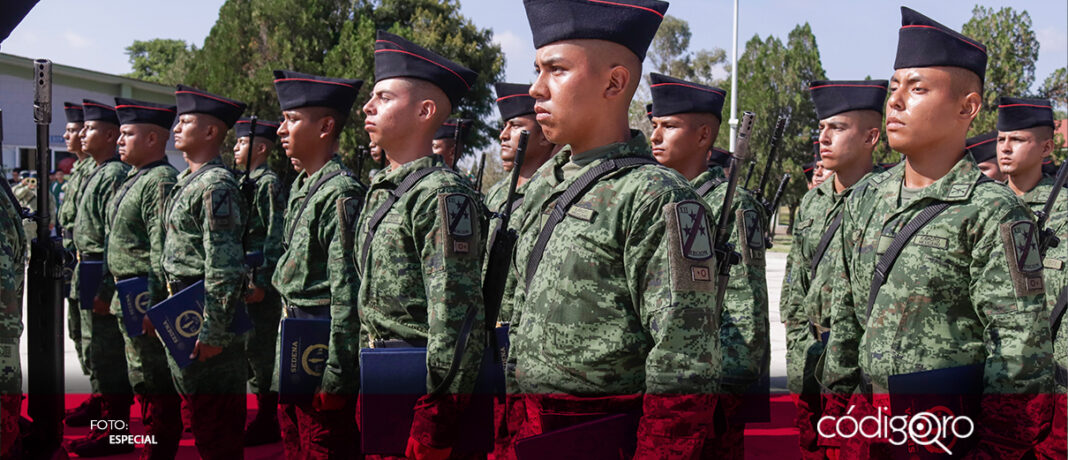 El secretario de Gobierno estatal, Carlos Alberto Alcaraz Gutiérrez, encabezó la ceremonia de entrega de 106 cartillas a jóvenes conscriptos que cumplieron el Servicio Militar Nacional en Querétaro