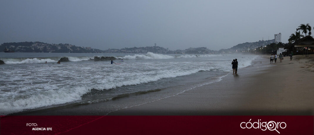 La tormenta tropical John se intensificó a huracán categoría 1; podría tocar tierra el martes en Oaxaca y se espera que pueda reducir su impacto el miércoles, informó el Servicio Meteorológico Nacional