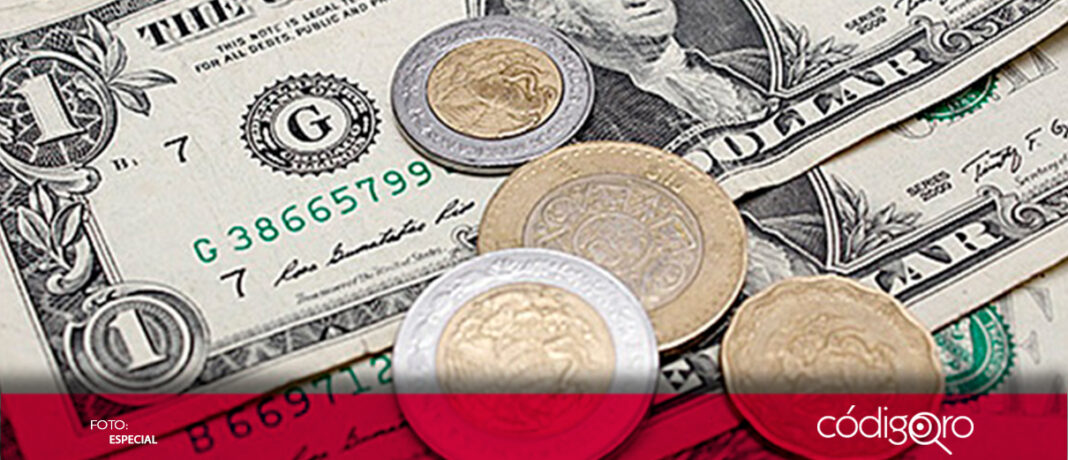 El peso retrocedió este viernes y cerró la semana de forma negativa tras el recorte de tasas de Banxico; la divisa mexicana registró una pérdida de 28.20 centavos, equivalente a un retroceso de 1.45%