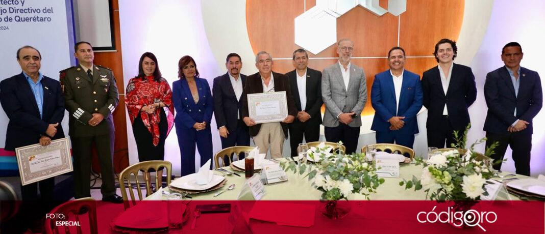 El titular de la SDUOP, Fernando González, encabezó la celebración del Día del Arquitecto junto a integrantes del CAEQ; invitó al gremio a seguir trabajando en conjunto para beneficiar a los queretanos
