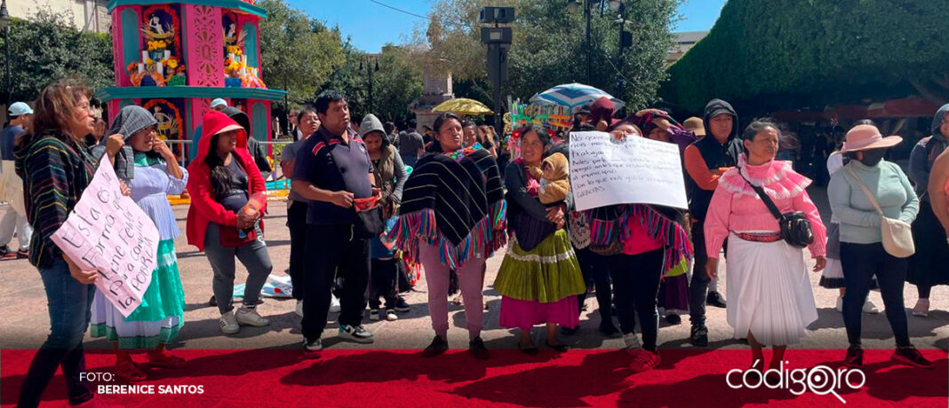 Comerciantes indígenas exigen poder vender en el Centro Histórico de Querétaro. Foto: Berenice Santos