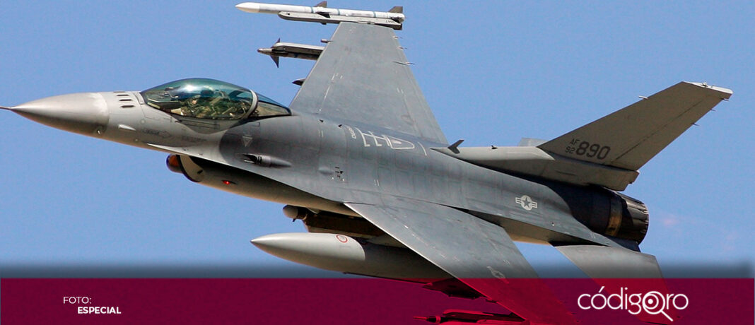 Países Bajos entregó a Ucrania su primer avión militar F-16. Foto: Especial