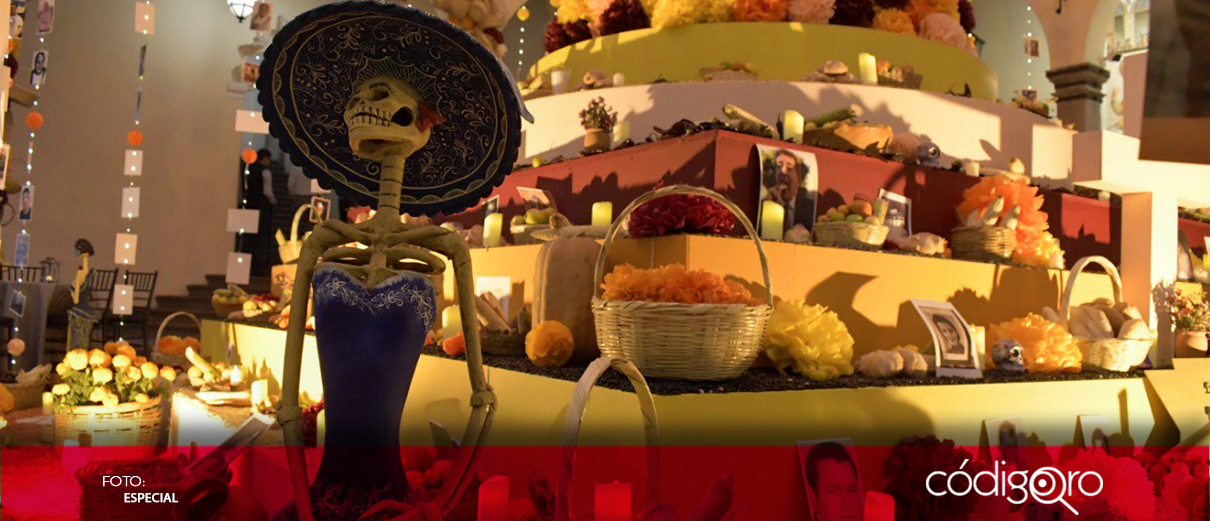 Inauguran altar por el Día de Muertos en el patio de Palacio de Gobierno