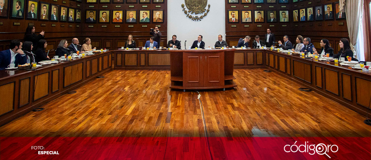 Se reúne gobernador con diputados locales
