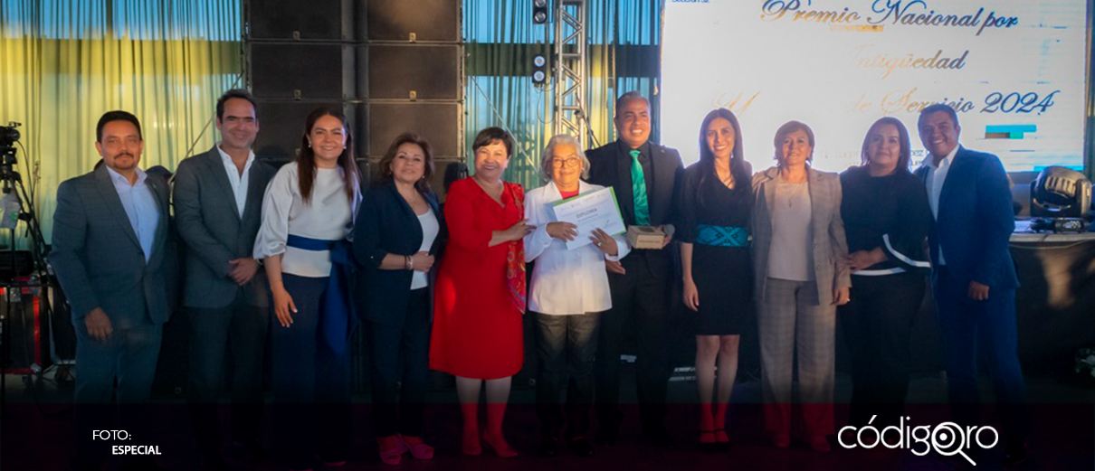 Entregan reconocimiento a trabajadores de la salud por antigüedad y años de servicio
