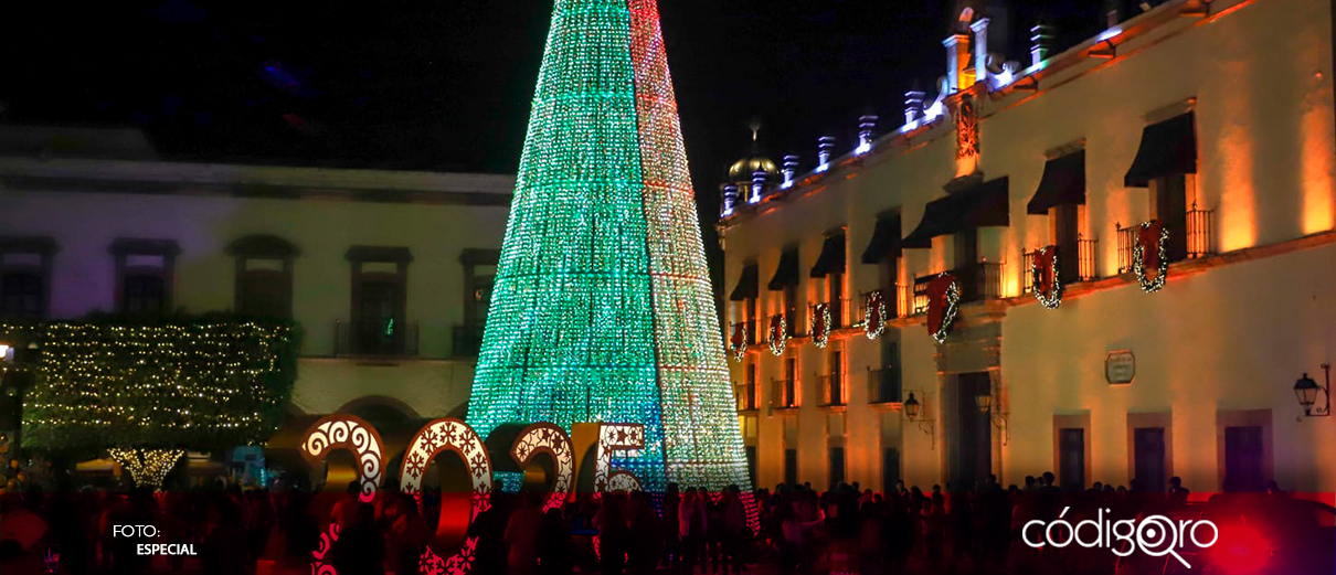 Encienden árbol de Navidad monumental en el Centro Histórico de la capital