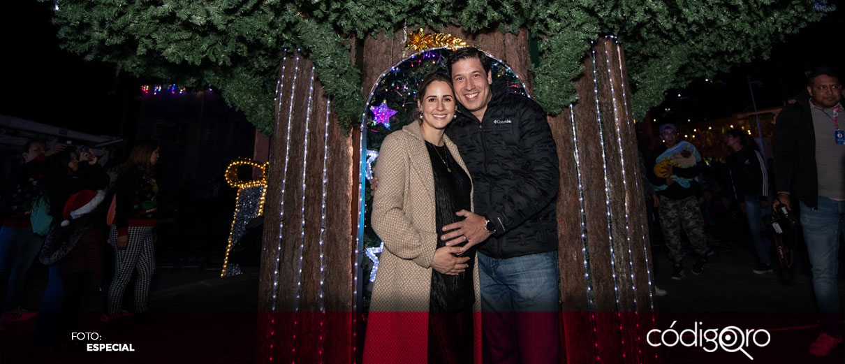 Rodrigo Monsalvo enciende el árbol navideño en La Cañada