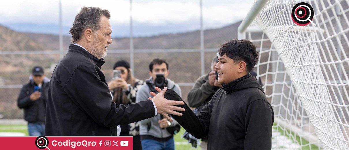 Mauricio Kuri entrega cancha de futbol 7 en Peñamiller
