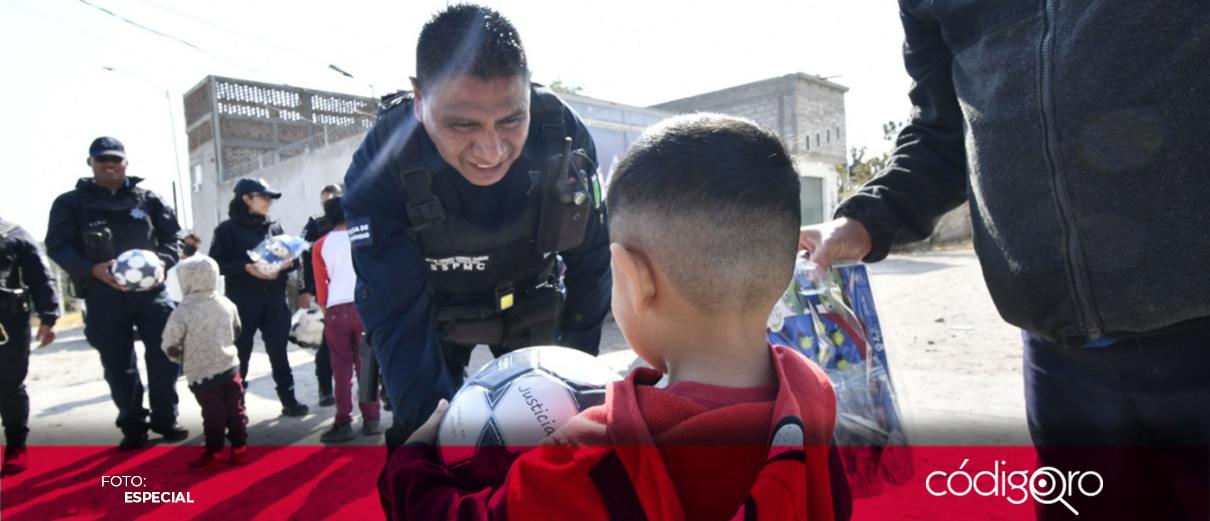 Policías de Corregidora apoyan a Reyes Magos en entrega de juguetes