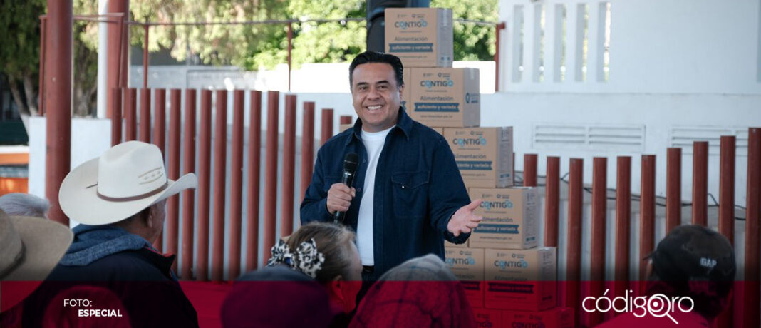 El titular de Sedesoq, Luis Bernardo Nava Guerrero, encabezó la entrega de apoyos alimentarios. Foto: Especial