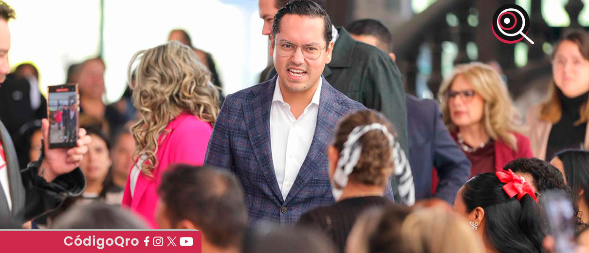 Josué Guerrero entrega equipos a docentes de Corregidora