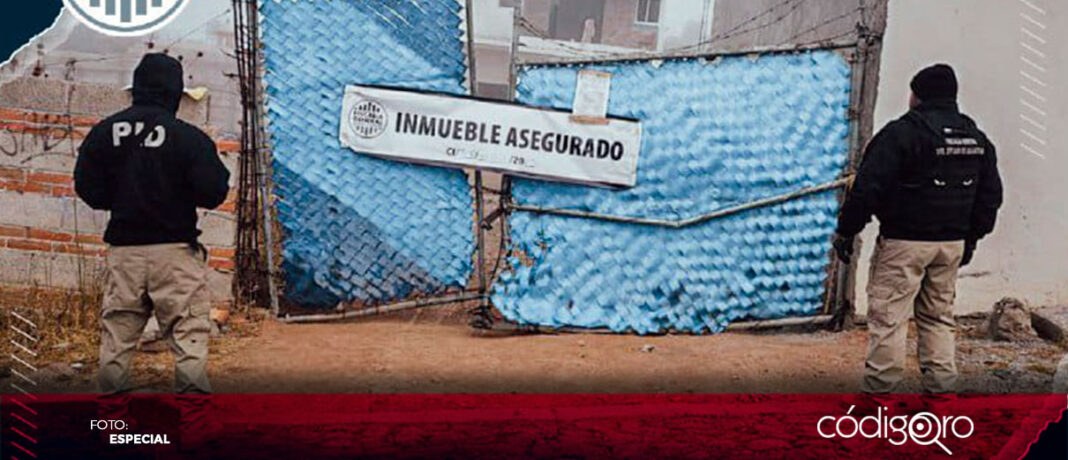 La FGE informó sobre la detención de tres personas y el aseguramiento de drogas y un arma en cateos realizados en San Juan del Río