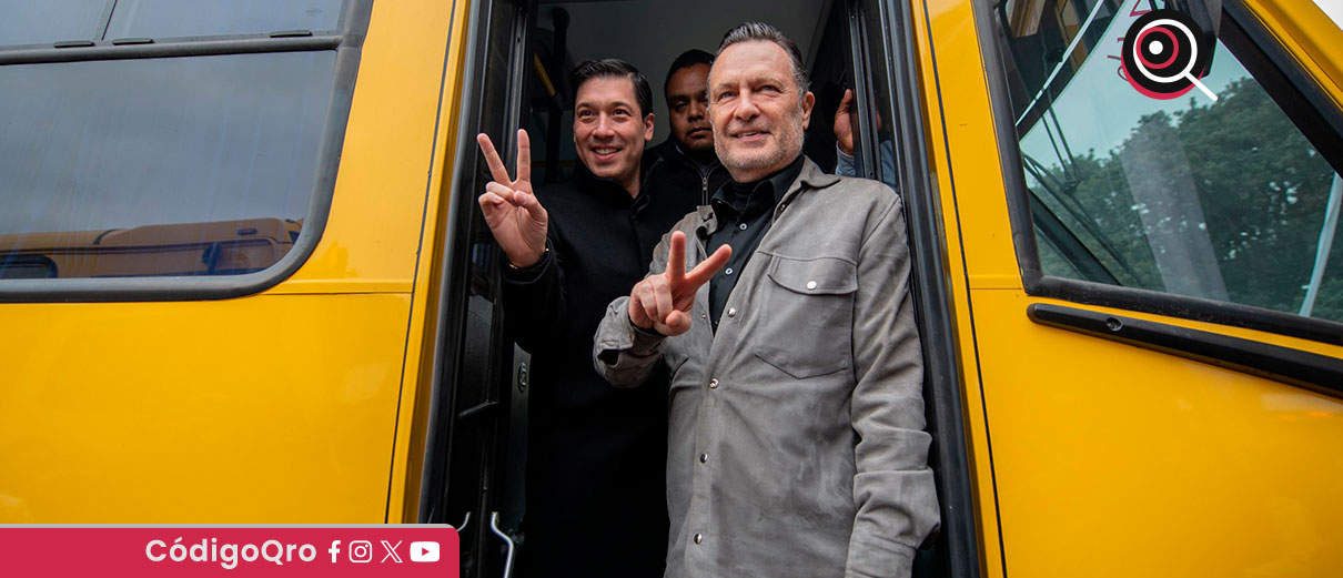 Mauricio Kuri y Rodrigo Monsalvo entregan unidades de transporte escolar
