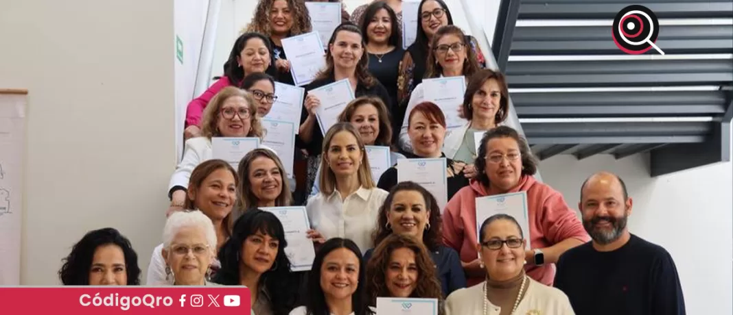 Car Herrera de Kuri, presidenta del DIF estatal, reconoció a voluntarias que participan como talleristas y capacitadoras en la Casa de la Mujer; ofrecen diversos cursos para apoyar la economía familiar y la formación académica de las queretanas. Foto: Especial