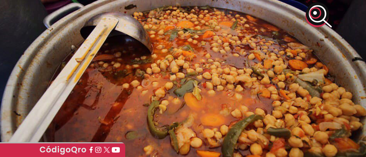Degustan el tradicional caldo de buey en El Pueblito