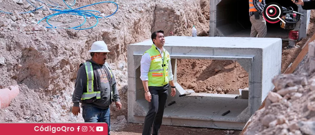 El presidente municipal de Querétaro, Felifer Macías, revisó los avances de las obras en Peñuelas. Foto: Especial
