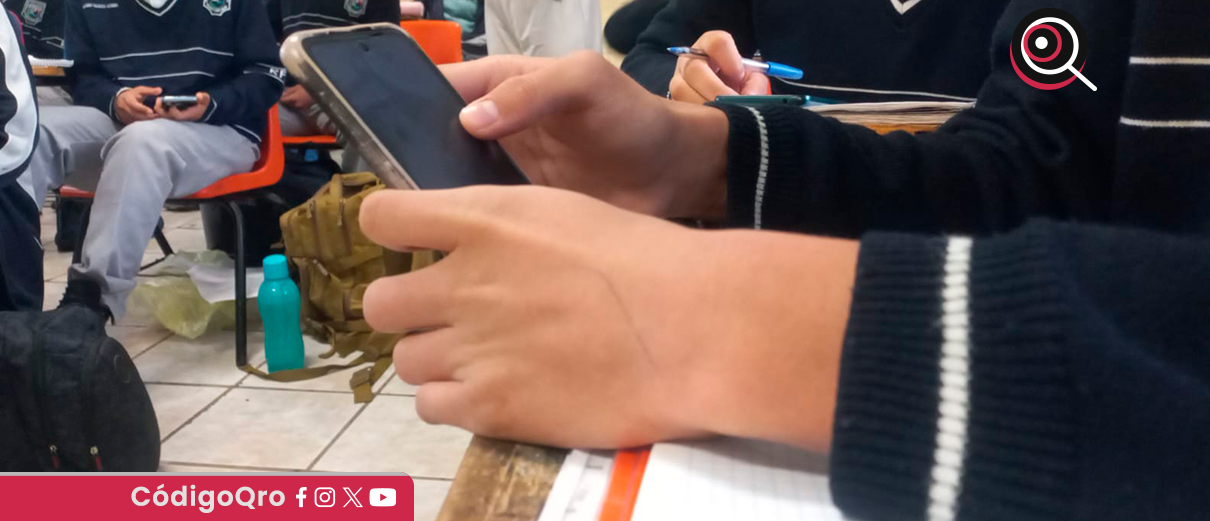 Activan medida de prohibición de uso del celular al interior de las aulas