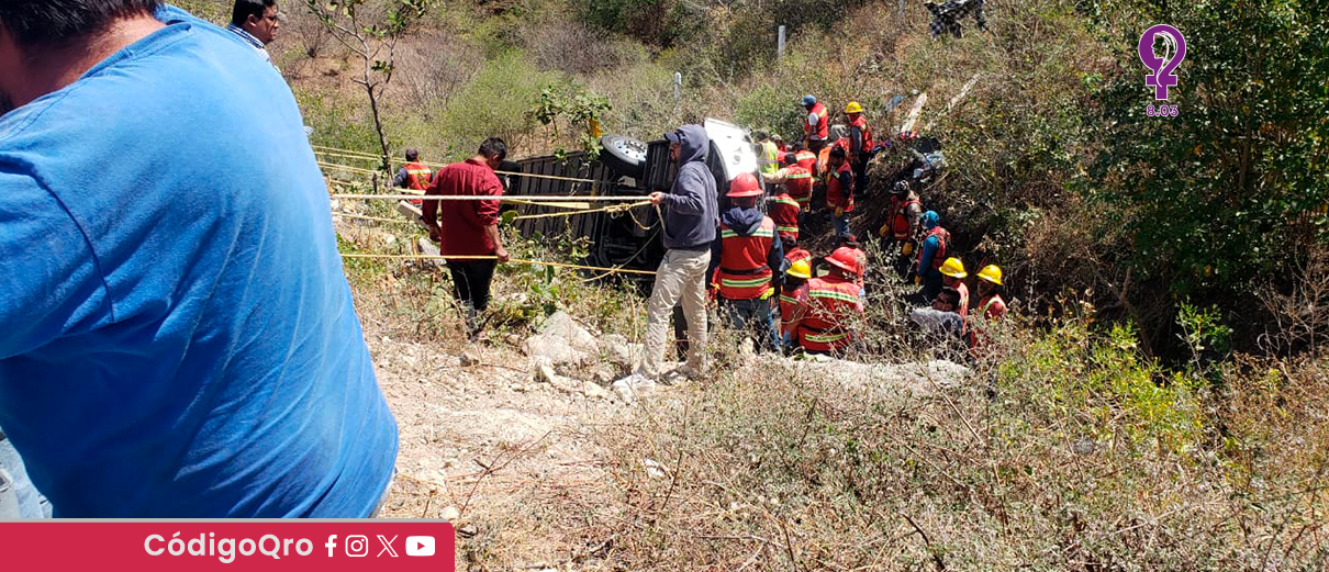 Suman 18 víctimas mortales por accidente de autobús en Oaxaca