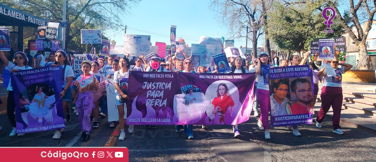 Mujeres marchan en el Centro Histórico por el 8M: ¡nos falta Perla!