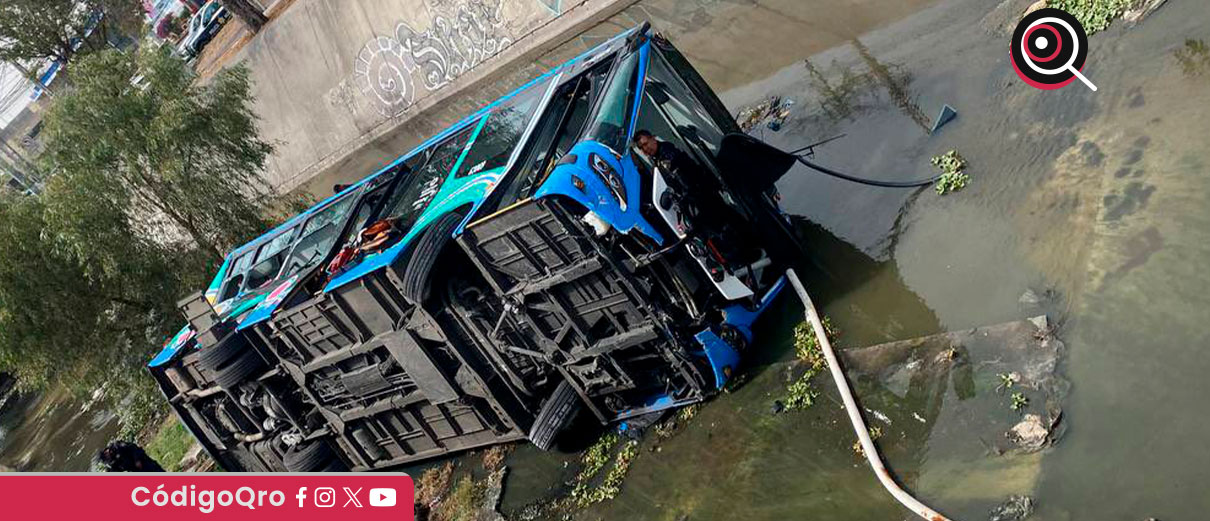 Volcadura de transporte público deja una persona fallecida y 13 lesionadas
