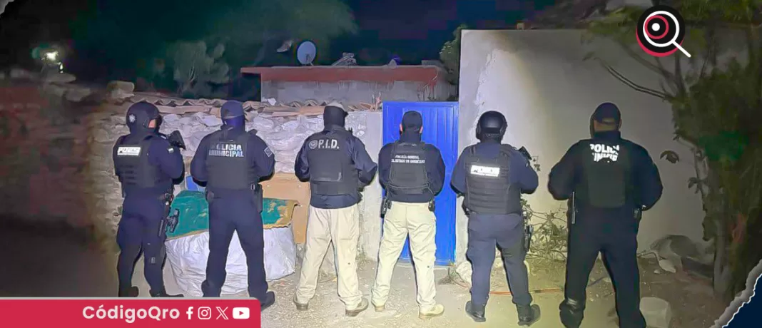 La FGE, en conjunto con la Poes y la Secretaría de Seguridad Pública Municipal, realizó un operativo simultáneo y detuvo a cinco, luego de la implementación de tres cateos en Ezequiel Montes; también se aseguraron diversas sustancias ilícitas. Foto: Especial