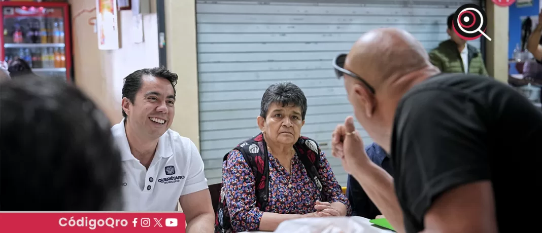 El alcalde de Querétaro, Felifer Macías, recorrió el mercado El Tepetate, con el objetivo de escuchar las inquietudes de los locatarios y visitantes; adelantó que ya se trabaja en el diseño del proyecto de un nuevo estacionamiento para este espacio. Foto: Especial