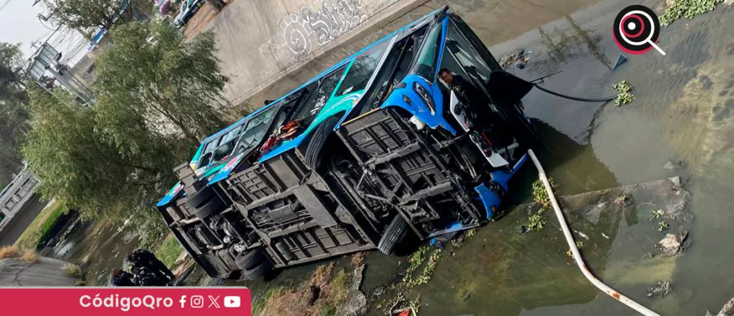 El director de la AMEQ informó que el conductor del autobús que volcó en un canal de aguas residuales el 20 de marzo se quedó dormido / Foto: Cortesía