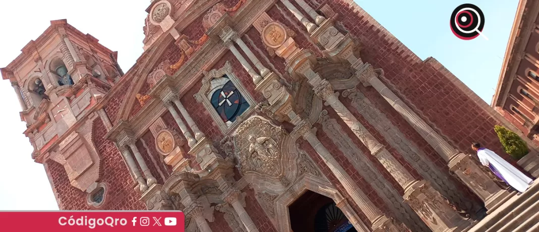 El obispo de la Diócesis de Querétaro, Fidencio López Plaza, convocó a una misa en memoria del papa Francisco. Foto: Mónica Gordillo