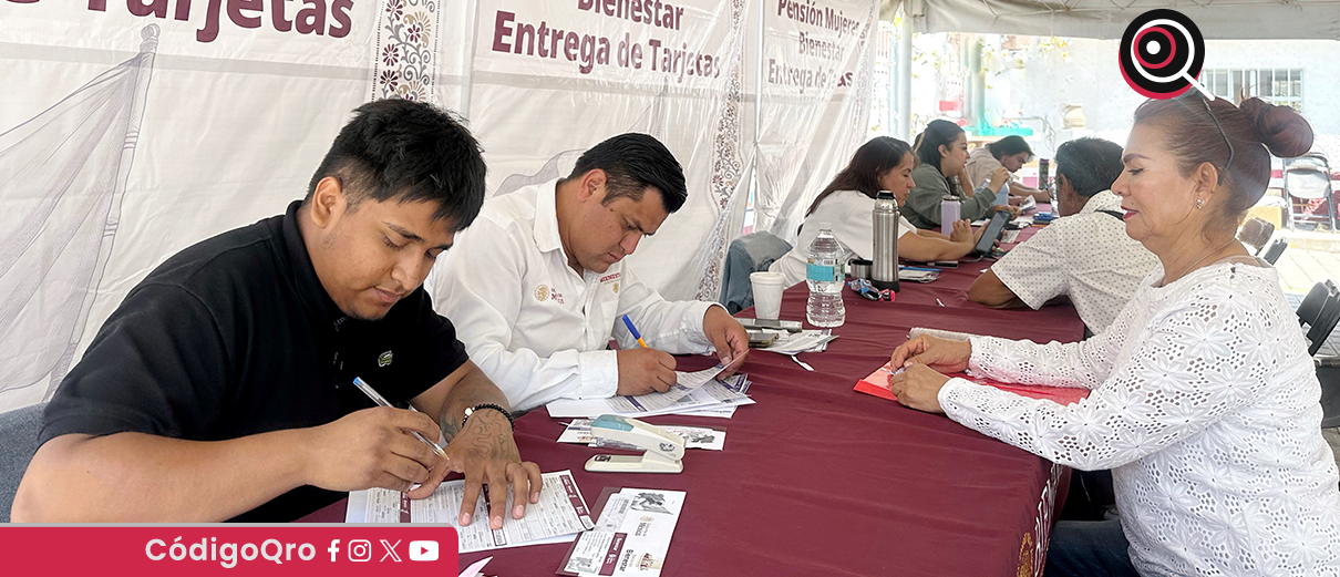 Entregan tarjetas Bienestar a adultos mayores y mujeres