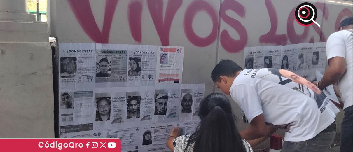 Familias de personas desaparecidas pegan fichas en CDMX