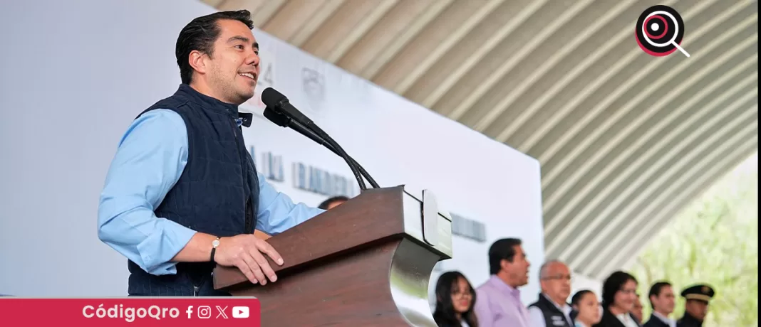 El alcalde de Querétaro, Felifer Macías, reiteró su compromiso de mejorar los centros educativos para ofrecerle a los estudiantes entornos dignos; por ello, anunció que en la Telesecundaria 