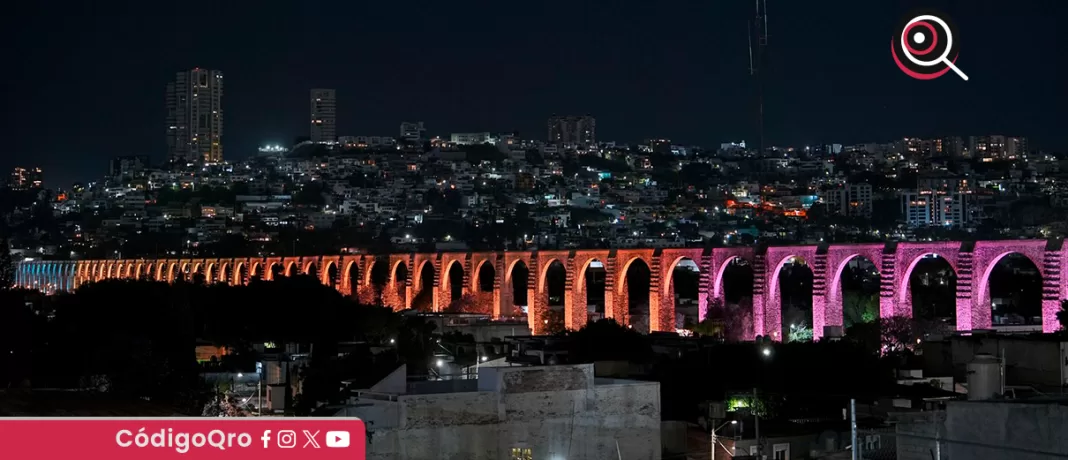 El municipio de Querétaro iluminó los Arcos para concientizar sobre la neurodivergencia. Foto: Especial