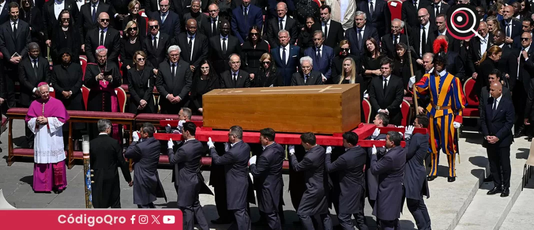 Más de 200 mil personaas asistieron al funeral del papa Francisco en la Plaza de San Pedro. Foto: Agencia EFE