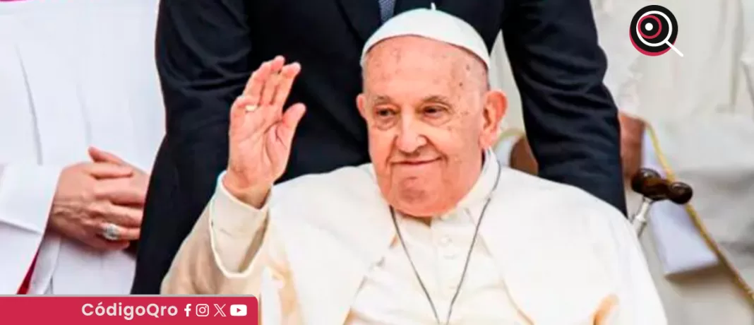 El papa Francisco acudió a la basílica de San Pedro a rezar antes de la vigilia del Sábado Santo; el pontífice espera estar el domingo en la bendición Urbi et Orbi tras la misa, informó la oficina de prensa del Vaticano. Foto: Especial