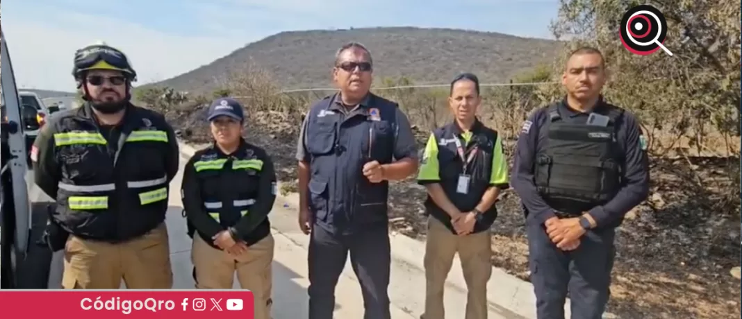 Personal de CEPCQ sofocó un incendio frente al Parque Cimatario, sobre la carretera 400; tuvo una afectación de 500 metros lineales de pastizal. Foto: Especial