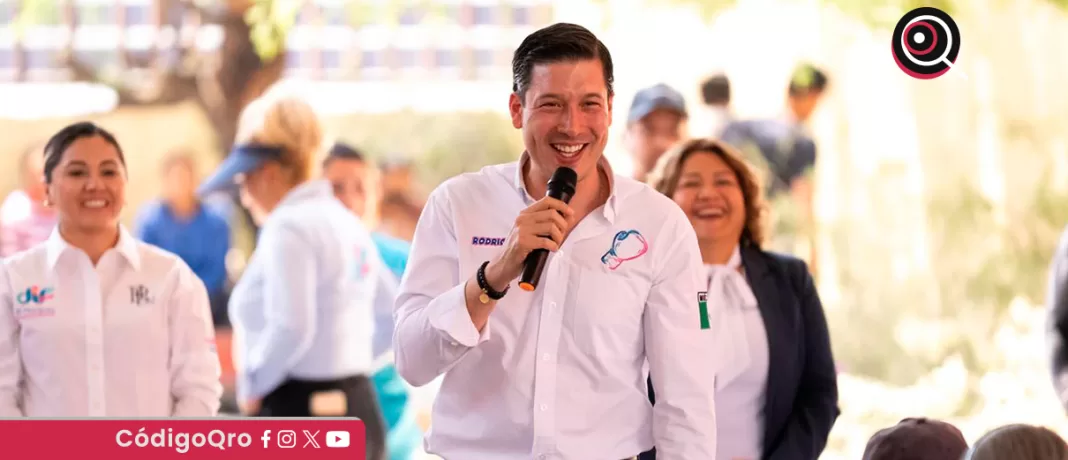 El presidente municipal de El Marqués, Rodrigo Monsalvo, entregó despensas en varias comunidades. Foto: Especial
