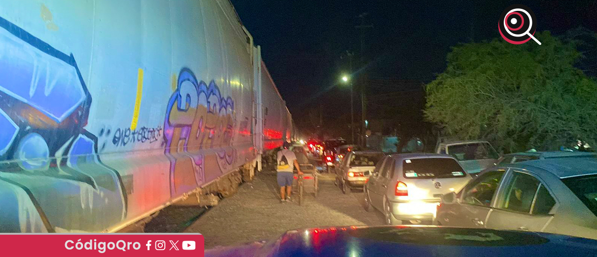 Tren impacta 7 automóviles en Santa María Magdalena