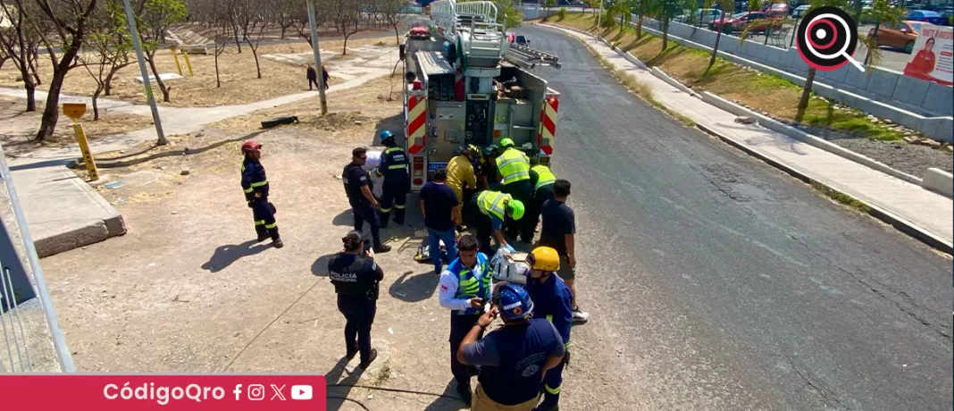 Personal de la CMPCQ atendió el reporte de un accidente vehicular sobre la carretera 57; tres personas fueron trasladadas a una unidad médica para recibir atención especializada. Foto: Especial