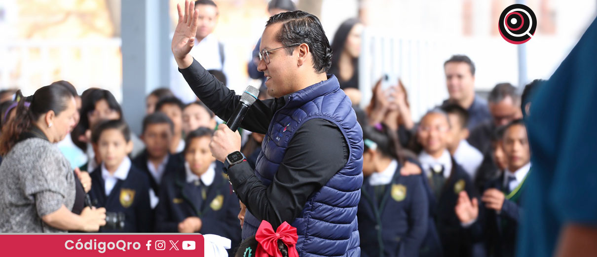 Entregan computadoras y material deportivo a primaria en Corregidora