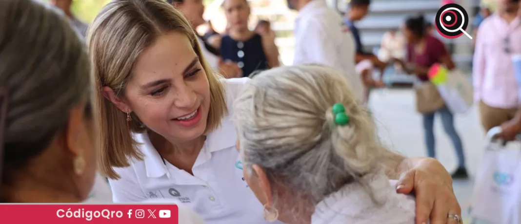 Car Herrera de Kuri, presidenta del SEDIF, puso en marcha el programa de  Comedores Móviles en Jalpan de Serra; el objetivo es acercar alimentos nutritivos a las comunidades más vulnerables de la entidad. Foto: Especial