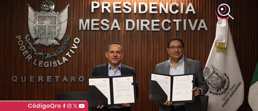 Con el objetivo de mantener el control del cumplimiento de la obligación de los servidores públicos en su declaración patrimonial, el diputado Gerardo Ángeles firmó un convenio de colaboración con el titular de la Contraloría estatal, Óscar García. Foto: Especial