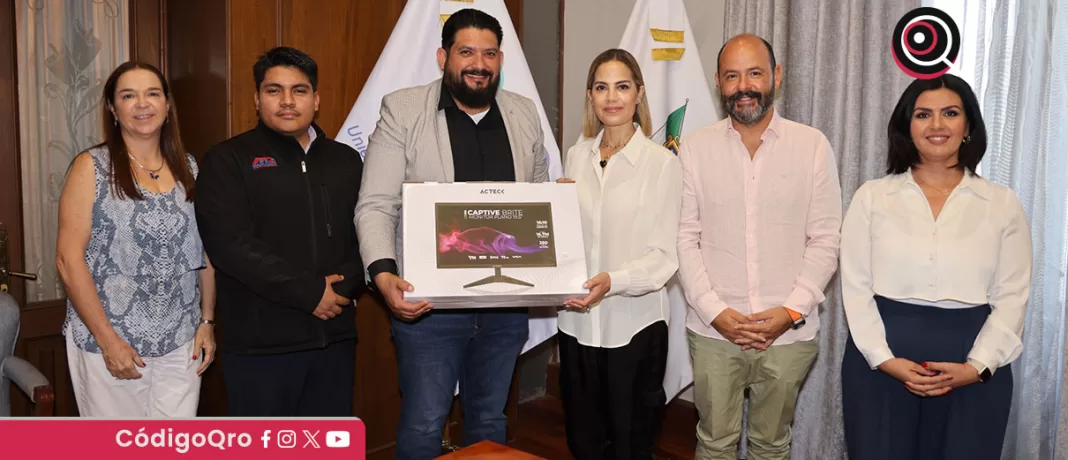 Car Herrera recibió 10 equipos de cómputo que serán destinados para capacitar y acercar la tecnología a las personas adultas mayores / Foto: Cortesía