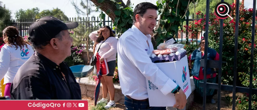 Con el objetivo de brindar apoyo alimentario a quienes lo necesitan, el alcalde de El Marqués, Rodrigo Monsalvo, entregó despensas en las comunidades de Jesús María, Los Encinos y Cerrito Colorado. Foto: Especial